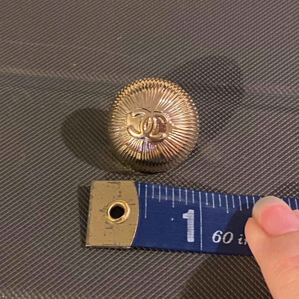 4 Chanel holiday charm/buttons - Picture 6 of 12